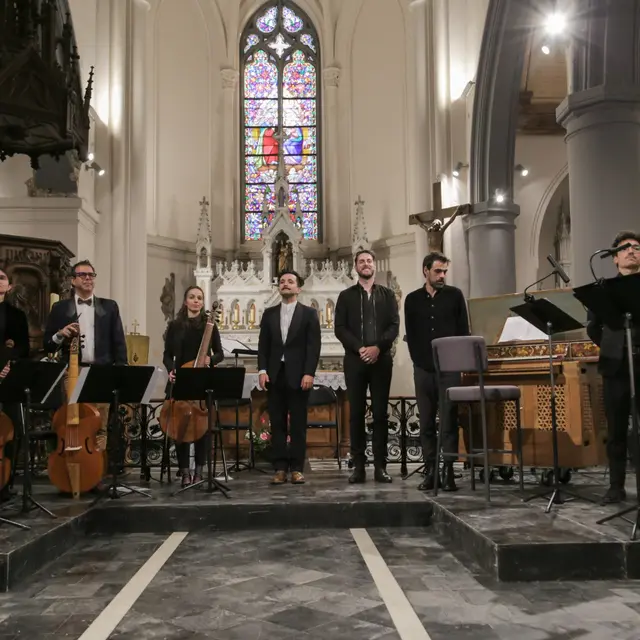 Ensemble près de votre oreille