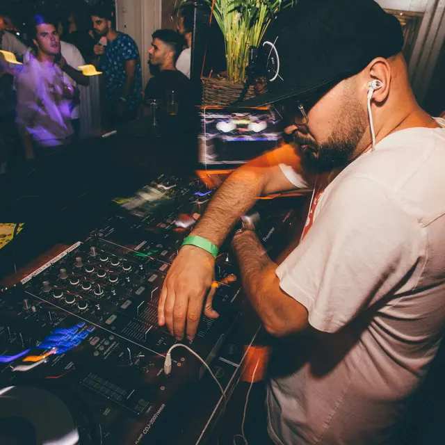 DJ