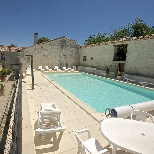 HLOAQU047FS0021I_piscinecommune