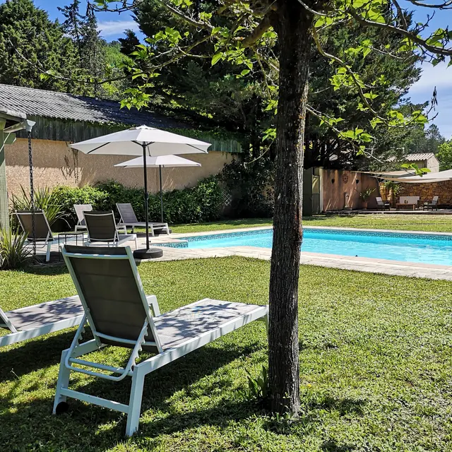 Vue du pool piscine et cuisine d'été