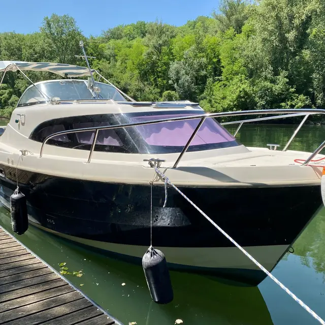 boot aan steiger pruimen