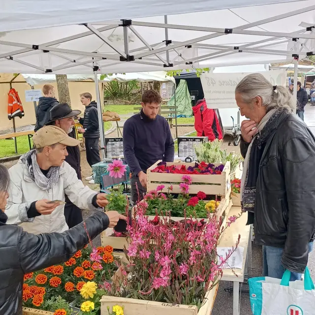 Marché du printemps à Esclanèdes