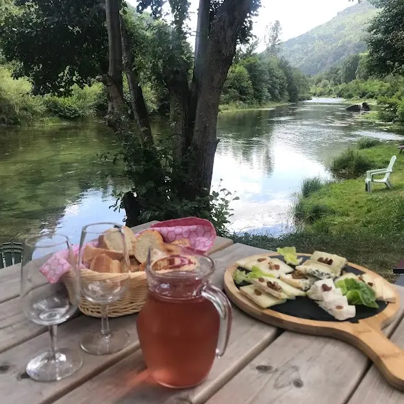 REPAS AU BORD DE L'EAU