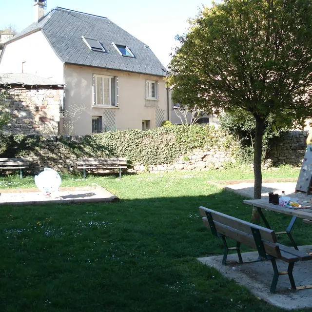 Aire-de-pique-nique-Rue-neuve-La-Canourgue