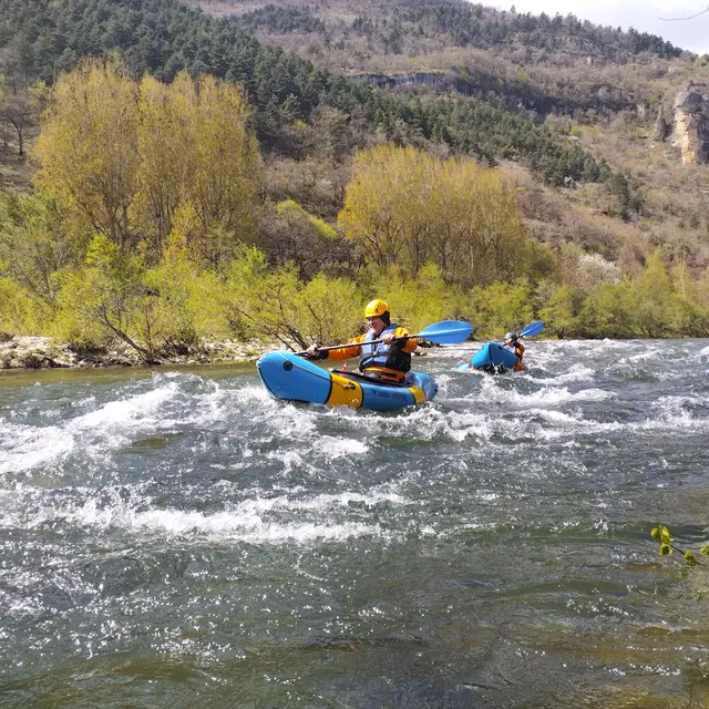 Entre randonnée et navigation, le packraft en liberté.