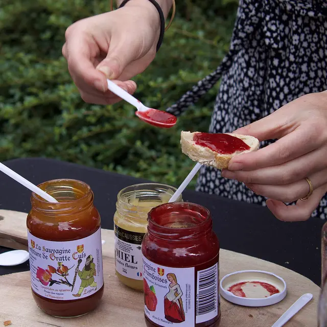 Dégustation de produits locaux lors de la visite guidée du Massegros
