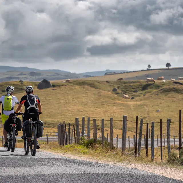 Velo pont de Bouquaincan (2)-© B. Colomb - Lozère Sauvage pour PACT Aubrac