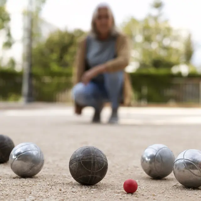 elderly-friends-playing-petanque
