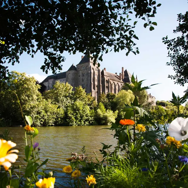 tourisme-sarthe-abbaye-de-solesmes-vue-de-la-Sarthe