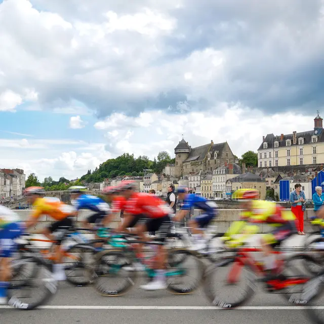Passage du peloton sur le Pont Aristide Briand - Boucles de la Mayenne