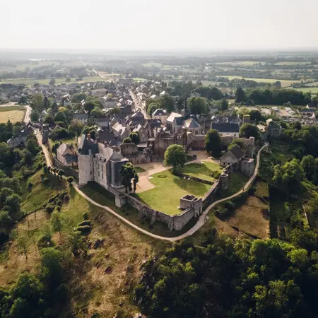 P47-CP-Mathieu_Lassalle_-_Vue_en_drone_de_Sainte_Suzanne_-_Mayenne_Tourisme-7493-800px