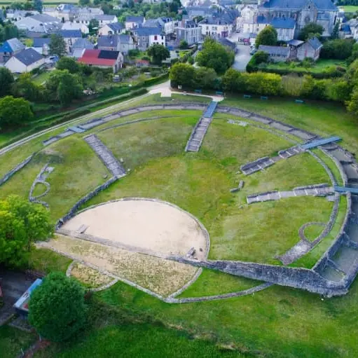 UNE VILLE ROMAINE SOUS LE VILLAGE