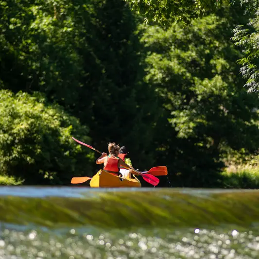 p51-CP-Pascal_BELTRAMICanoe_au_Parc_de_loisirs_de_Vaux-_-_Mayenne_Tourisme-7977-800px