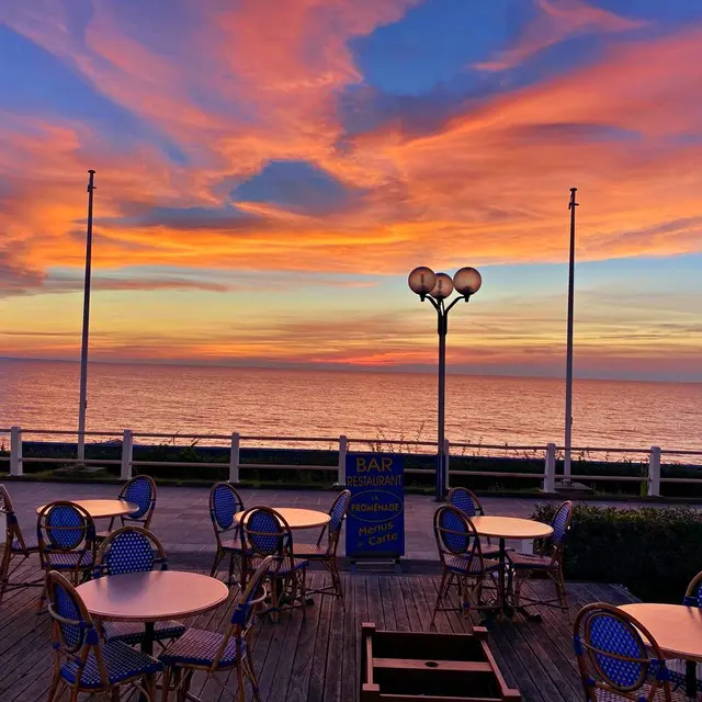 50 JULLOUVILLE. Villa La Tarasque et Promenade de la Mer vers Granville