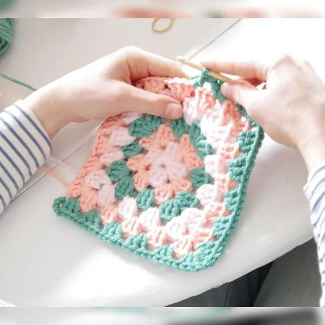 Atelier crochet en normandie innitiation - pochette granny square 2 (1)