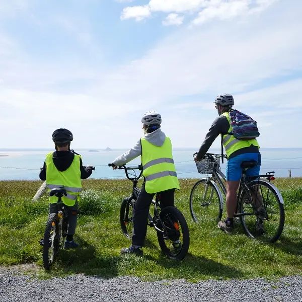 Balade_a_velo_face_au_Mont-Saint-Michel-credit-OTGTM-Estelle_COHIER-34233-1200px