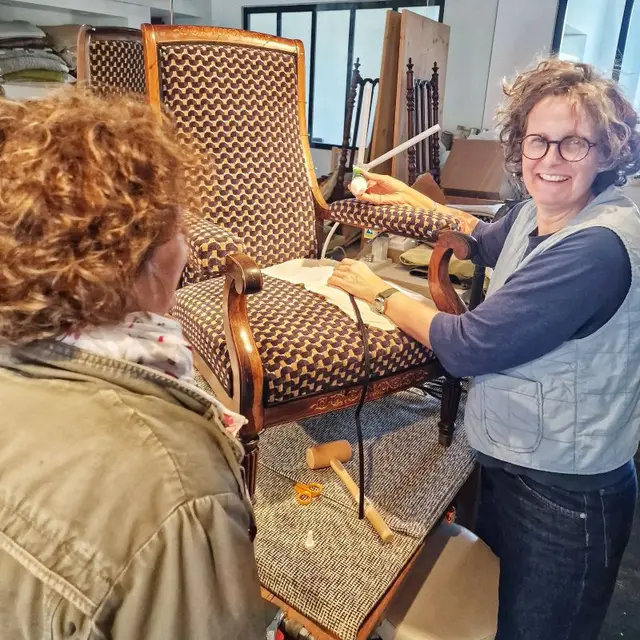 Geraldine NAKLE tapissiere d'ameublement a Granville (credit OTGTM Estelle COHIER 38253 ) 2025