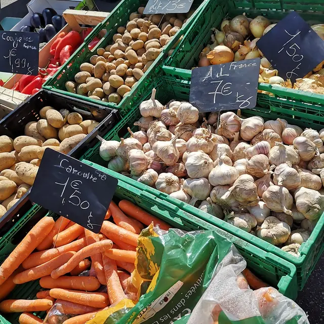 Fruits et légumes sur le marché de Saint-Pois