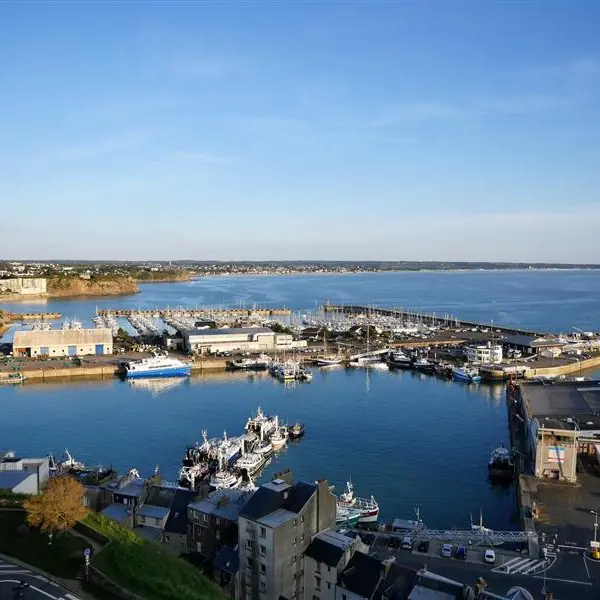 Le_bassin_a_flot_du_port_de_Granville__vue_du_clocher_de_l_eglise_Notre_Dame_du_Cap_Lihou