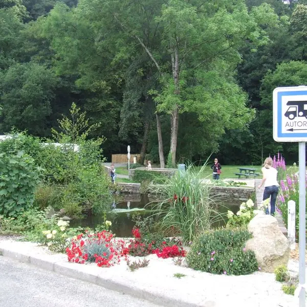 villedieu-les-poeles-aire-stationnement-parc-de-la-commanderie-1