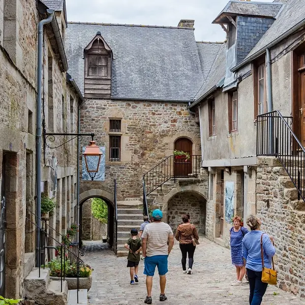 Visite de la Cour du Foyer
