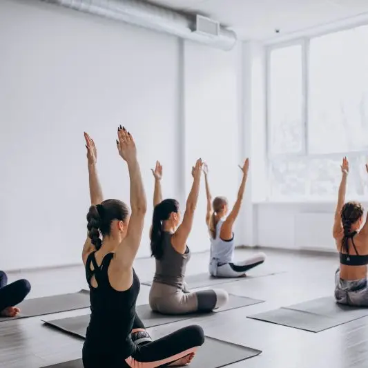 Yoga au musée freepik 2025