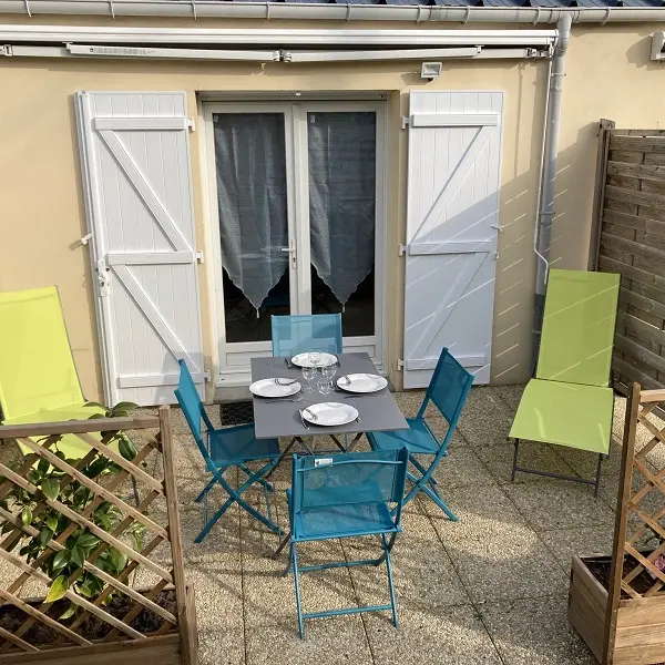 jullouville-meuble-les-camelias-0