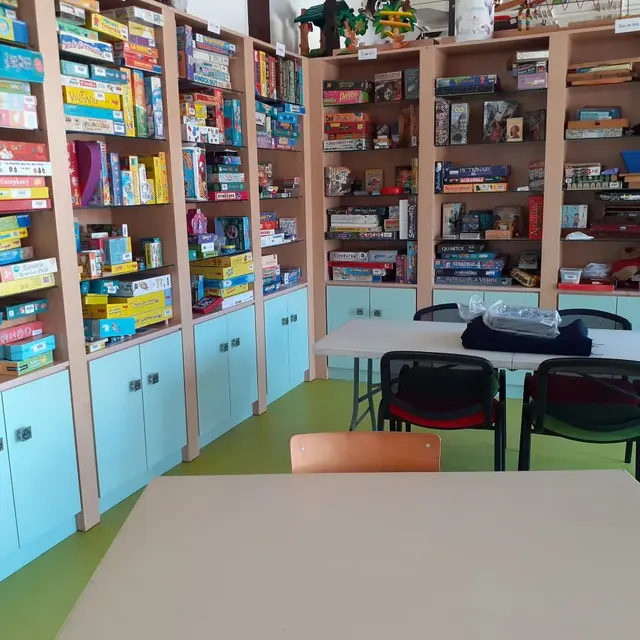 ludothèque etagere et table