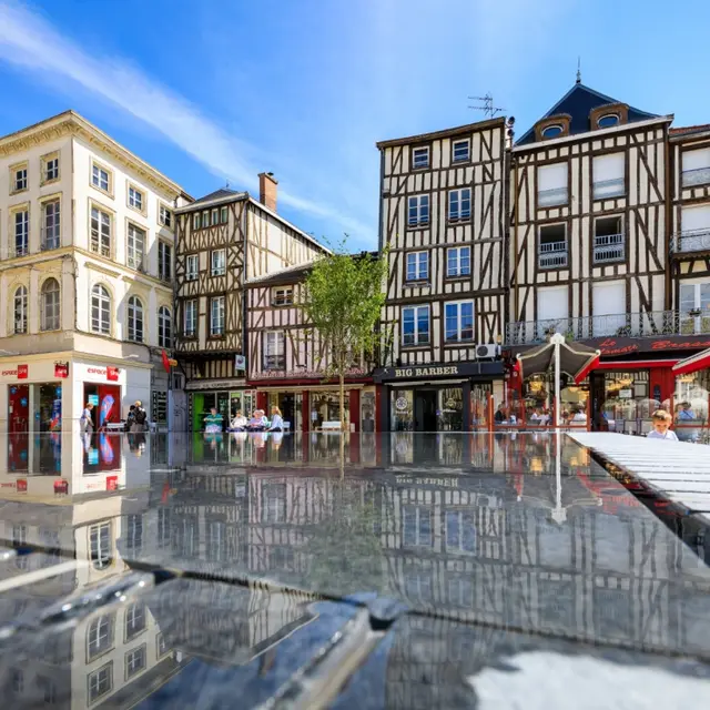 tour-de-ville-place-de-la-republique-pan-de-bois-reflets