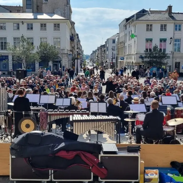 festival-des-musiques-du-dimanche-chalons-place-foch-min