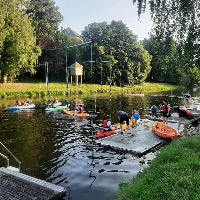 Devant le club de canoë-kayak