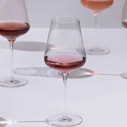 visite un verre à la main