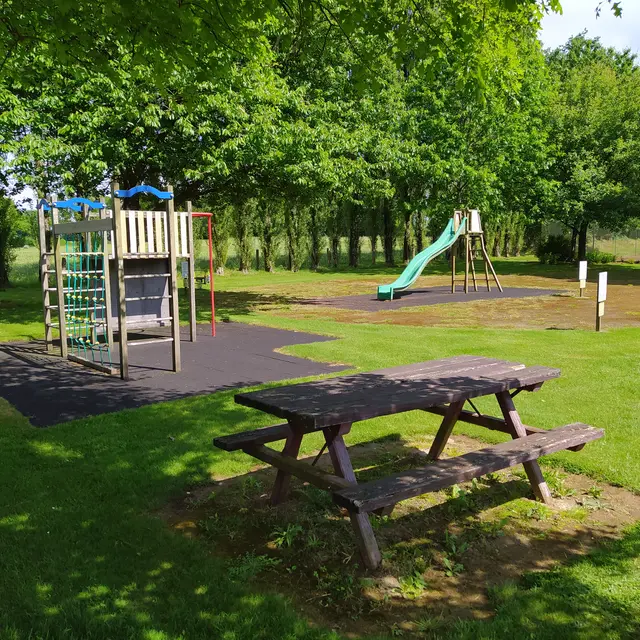 Aire de pique nique - Saint- Berthevin La tannière 53 © Bocage Mayennais Tourisme - 2