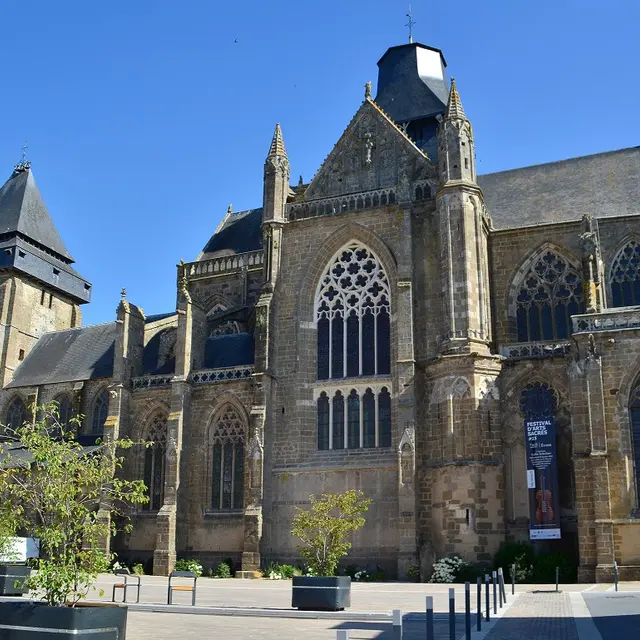 Basilique Évron