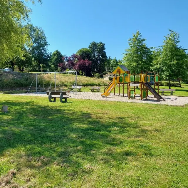 Aire de pique-nique au plan d'eau de Saint-Jean Sur Erve avec jeux pour enfants