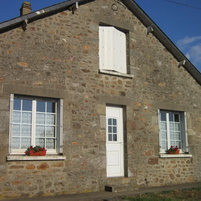 Gite Les Hirondelles Chatillon sur Colmont 53 vue d'extérieur de la