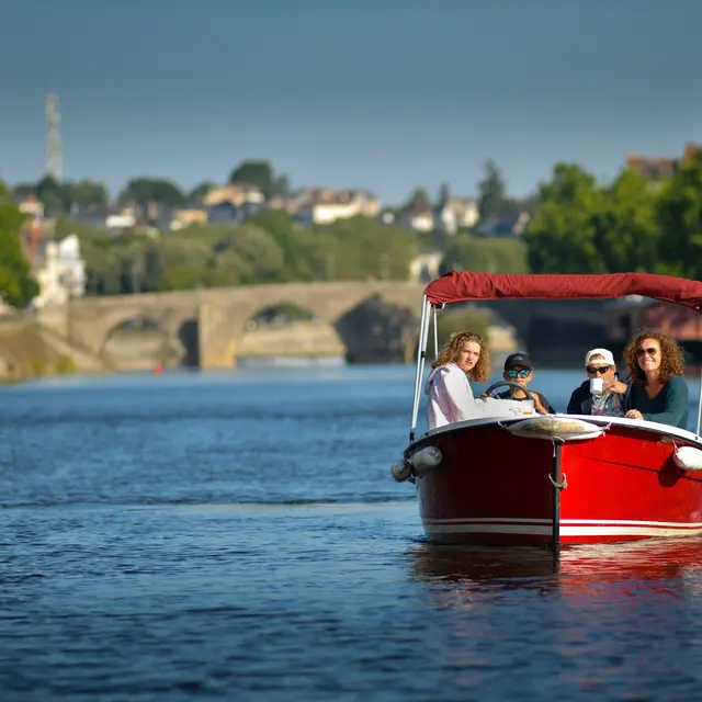 Location de bateau électrique à Laval ©Pascal Beltrami-Laval Tourisme