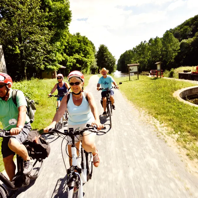 Velo_Francette-La_Mayenne_(riviere)_Alexain