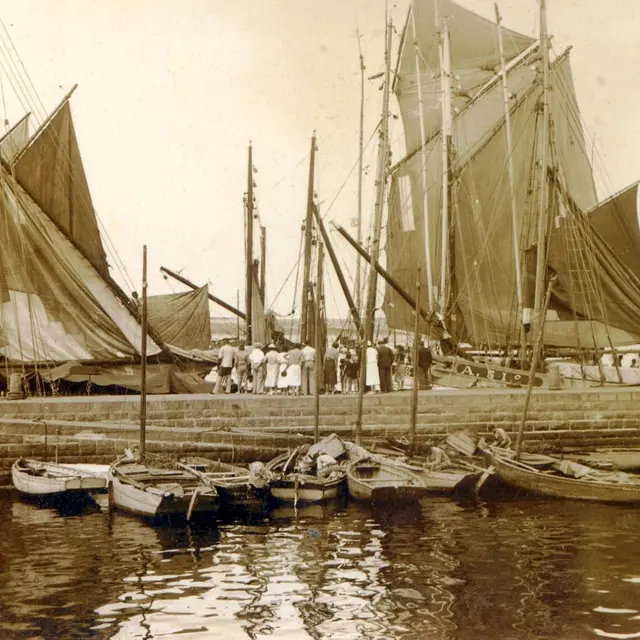 93_tel_quelque chose en nous de poésie_chaloupes sardinières et dundes dans la port d'Étel dans l'entre deux guerres_6166