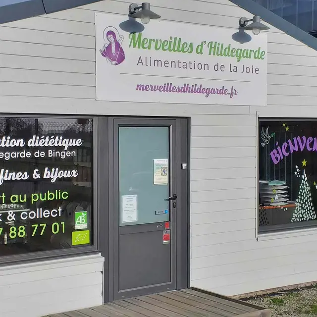 93_Pluvigner_Merveilles d'Hildegarde_façade magasin_7091