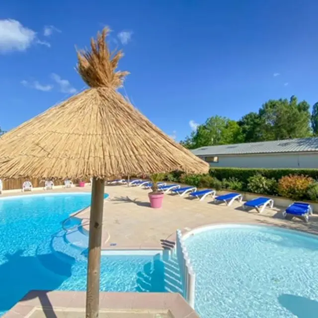 Piscine chauffée au camping les Genêts en Morbihan sud