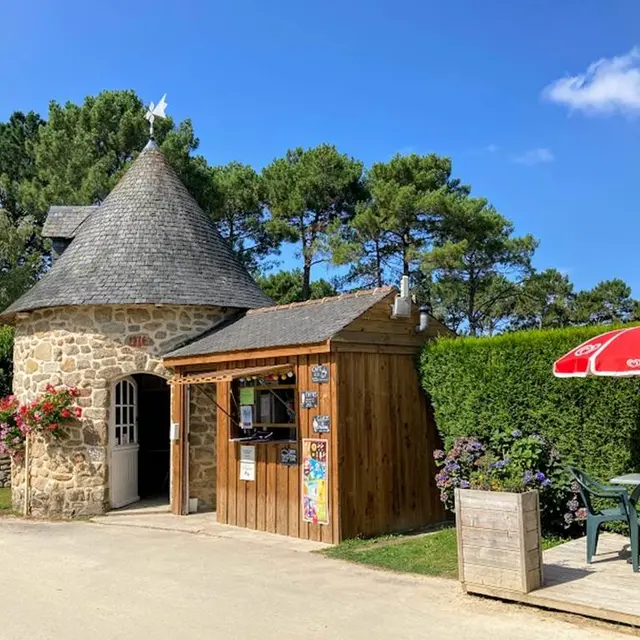 01-Lomariaquer_Camping de la Tour_Accueil et Snack