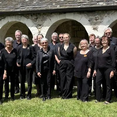 Deux choeurs chantent pour l'association Mater're de Brec'h