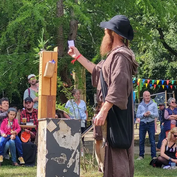 cie_saltimbranques_ben_contes_animations_Concoret_DestinationBrocéliande