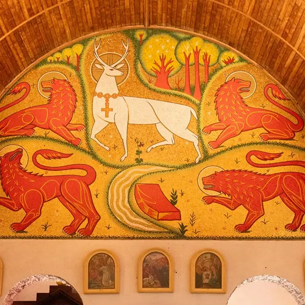 Cerf-blanc_mosaiques_Eglise-du-Graal_Trehorenteuc_DestinationBrocéliande