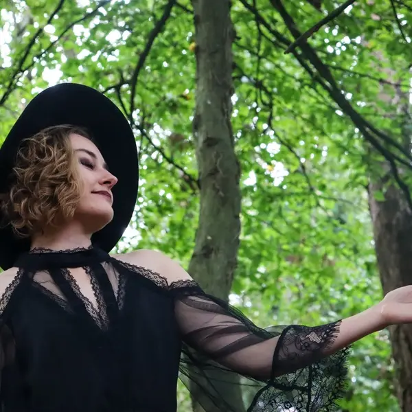 cie_saltimbranques_alice_contes_animations_Concoret_DestinationBrocéliande