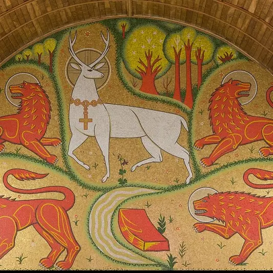 eglise_graal_cerf_blanc_visite_trehorenteuc_destination_Brocéliande