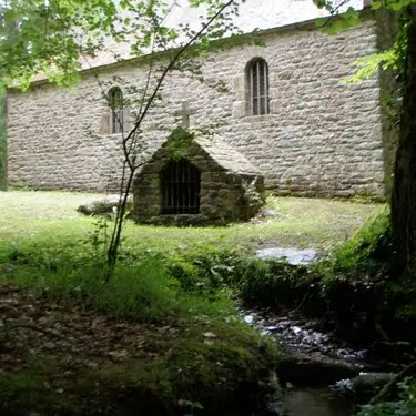 Chapelle et menhir Saint-Maurice