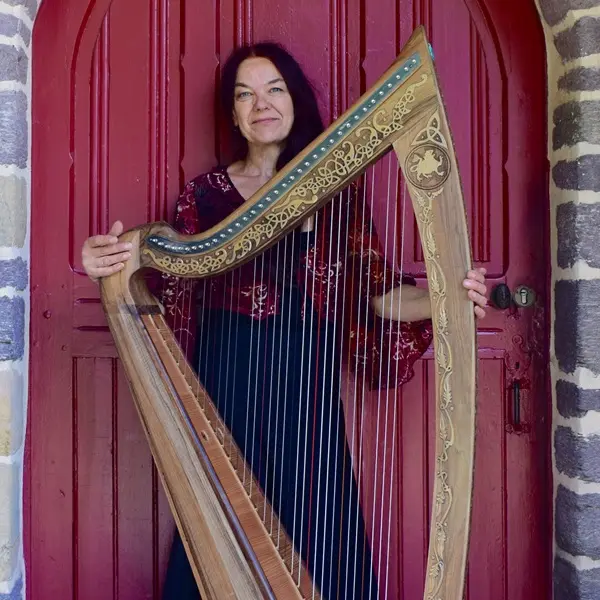 lawena_harpe_chants_celtiques_concert_eglise_graal_Trehorenteuc_Broceliande