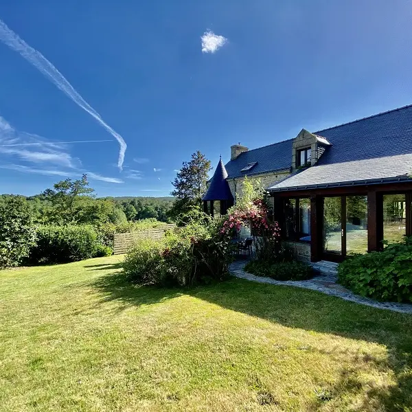 Gîtes_Domaine Lann Kerhuerh_La Chapelle-Neuve_Camelias_extérieur_Vallée du Blavet